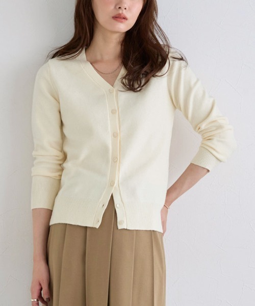 Pierrot（ピエロ）の「プレミアムカシミヤタッチカーディガン（カーディガン/ボレロ・レディース・ブラック/ピンク/アイボリー/モカ/オレンジ系その他/ロイヤルブルー/ネイビー/チャコール/ブルー/ブラウン/ライトグレー/ベビーピンク/グリーン系その他/ブルー系その他/ブラウン系・M/L/LL/3L）」の2枚目の写真