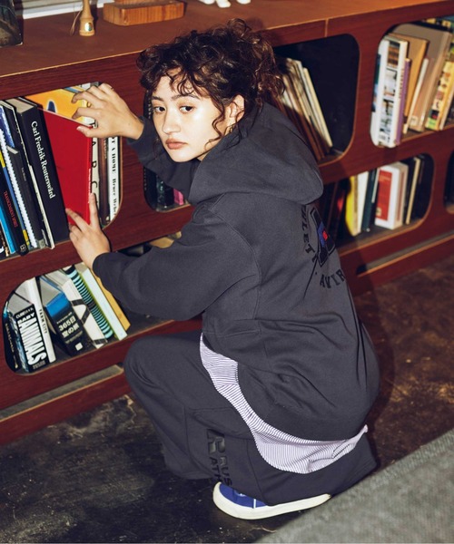 Russell Athletic（ラッセルアスレティック）の「【RUSSELL ATHLETIC × AVIREX】Women's PULL-OVER PARKA/ ウィメンズ プルオーバーパーカー（パーカー・レディース・ブルー系その他3/グレー/ブラック・F）」の2枚目の写真