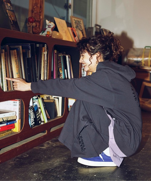 Russell Athletic（ラッセルアスレティック）の「【RUSSELL ATHLETIC × AVIREX】Women's PULL-OVER PARKA/ ウィメンズ プルオーバーパーカー（パーカー・レディース・ブルー系その他3/グレー/ブラック・F）」の11枚目の写真