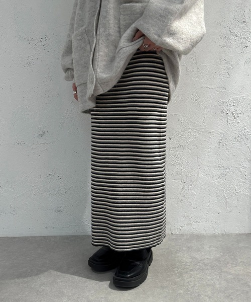 apres jour mignon（アプレジュールミニョン）の「ニットボーダーロングスカート【ZOZOTOWN限定アイテム】（スカート・レディース・ダークブラウン/ブラック系その他/グリーン系その他・X-LARGE/MEDIUM/SMALL）」の5枚目の写真