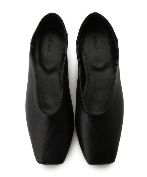 emmi（エミ）の「【emmi atelier】ウエーブカットバブーシュ（パンプス・レディース・ブラック・23.5cm/24.5cm/22.5cm）」の2枚目の写真
