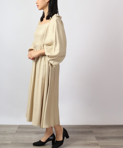 &soiree(アンドソワレ)の「&soiree ボリュームスリーブバックリボンワンピース 半袖(ワンピース・レディース・ベージュ・M)」の4枚目の写真