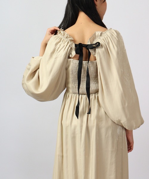 &soiree(アンドソワレ)の「&soiree ボリュームスリーブバックリボンワンピース 半袖(ワンピース・レディース・ベージュ・M)」の8枚目の写真