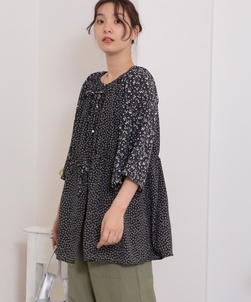 POU DOU DOU(プードゥドゥ)の「シフォンプリントミックスリボンフレア袖ブラウス(シャツ/ブラウス・レディース・ブラック/アイボリー/ブラウン・3)」の20枚目の写真