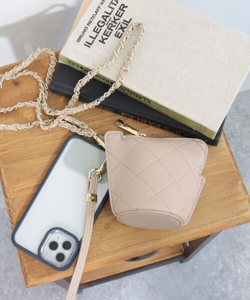 fredy emue(フレディエミュ)の「チェーンモバイルショルダーキルトポーチ(ポーチ・レディース・ブラック/ベージュ・FREE)」の1枚目の写真