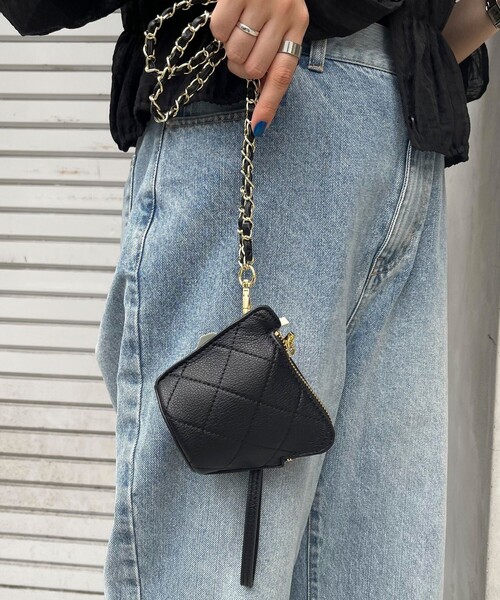 fredy emue(フレディエミュ)の「チェーンモバイルショルダーキルトポーチ(ポーチ・レディース・ブラック/ベージュ・FREE)」の2枚目の写真