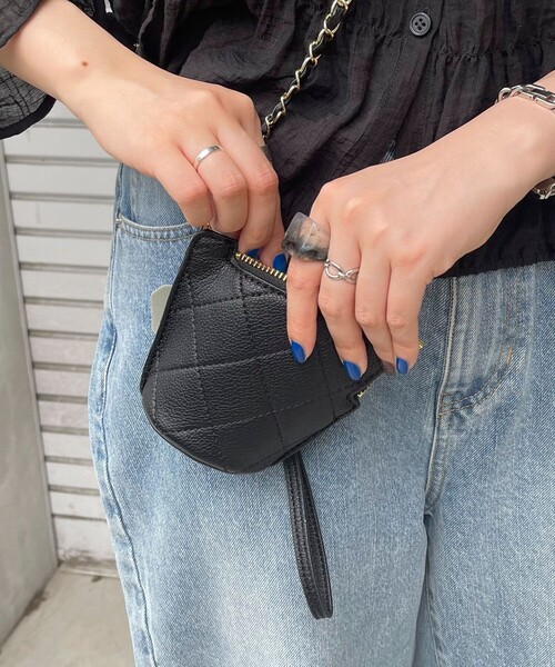 fredy emue(フレディエミュ)の「チェーンモバイルショルダーキルトポーチ(ポーチ・レディース・ブラック/ベージュ・FREE)」の5枚目の写真