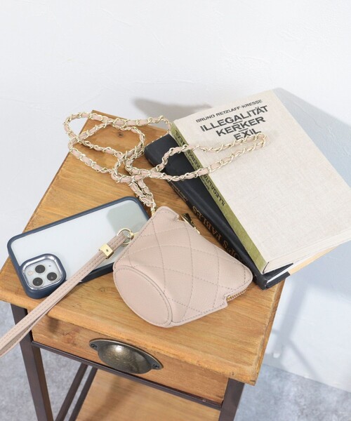 fredy emue(フレディエミュ)の「チェーンモバイルショルダーキルトポーチ(ポーチ・レディース・ブラック/ベージュ・FREE)」の3枚目の写真