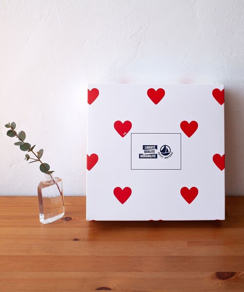 PETIT BATEAU（プチバトー）の「ドレスボディ2点セット（ベビーギフト・キッズ・ホワイト×レッド・6MONTH/12MONTH）」の3枚目の写真