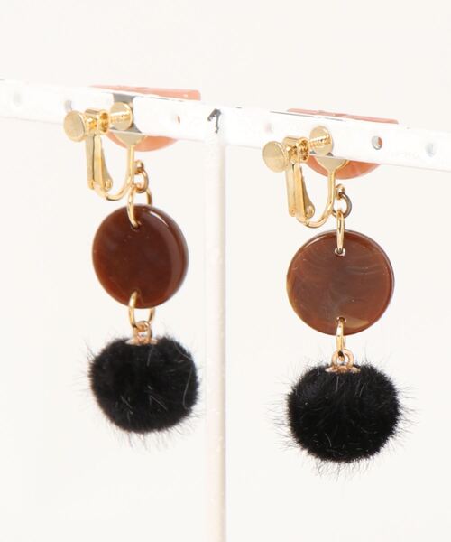 ROOM（-）の「fur contrast earring（イヤリング・レディース・ブラック・FREE）」の2枚目の写真