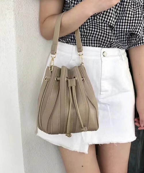 MAISON BREEZE(メゾンブリーズ)の「【MAISON BREEZE】巾着ミニショルダー KNF025(ショルダーバッグ・レディース・アイボリー/ブラック/ベージュ・FREE)」の1枚目の写真