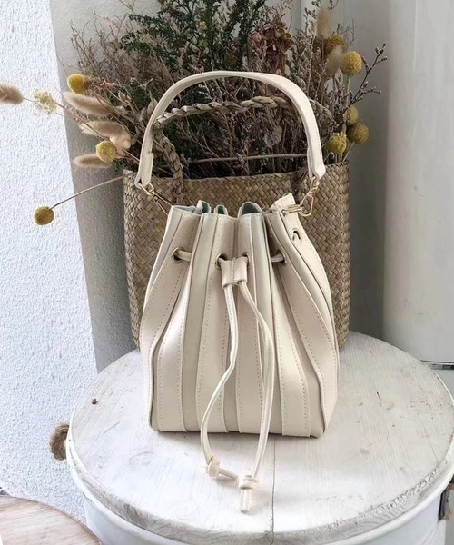 MAISON BREEZE(メゾンブリーズ)の「【MAISON BREEZE】巾着ミニショルダー KNF025(ショルダーバッグ・レディース・アイボリー/ブラック/ベージュ・FREE)」の4枚目の写真