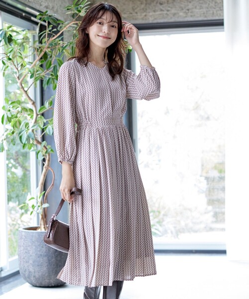 【大きいサイズ】パフスリーブプリーツワンピース（ワンピース）｜Tiaclasse（ティアクラッセ）