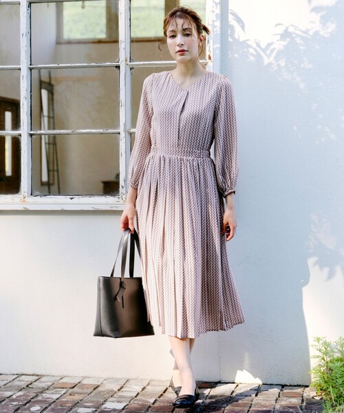 【大きいサイズ】パフスリーブプリーツワンピース（ワンピース）｜Tiaclasse（ティアクラッセ）