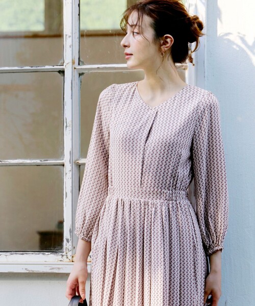 【大きいサイズ】パフスリーブプリーツワンピース（ワンピース）｜Tiaclasse（ティアクラッセ）