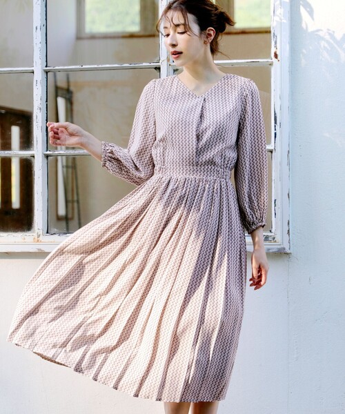 【大きいサイズ】パフスリーブプリーツワンピース（ワンピース）｜Tiaclasse（ティアクラッセ）