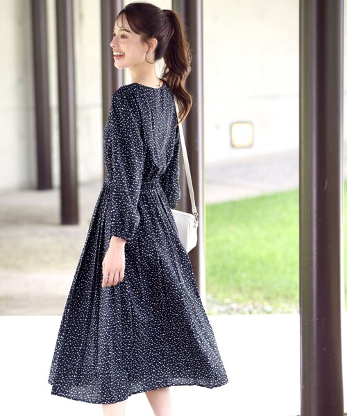 【大きいサイズ】パフスリーブプリーツワンピース（ワンピース）｜Tiaclasse（ティアクラッセ）