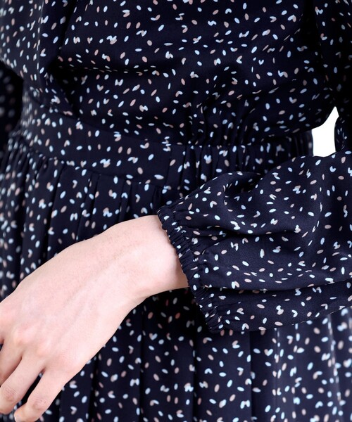 【大きいサイズ】パフスリーブプリーツワンピース（ワンピース）｜Tiaclasse（ティアクラッセ）