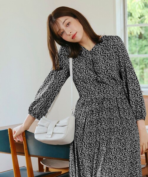 【大きいサイズ】パフスリーブプリーツワンピース（ワンピース）｜Tiaclasse（ティアクラッセ）