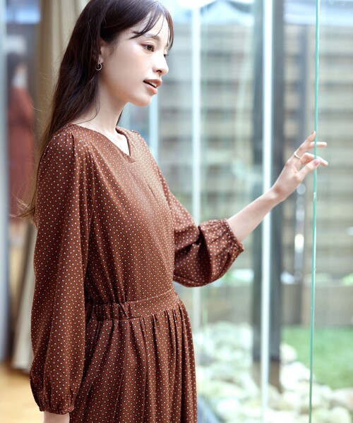 【大きいサイズ】パフスリーブプリーツワンピース（ワンピース）｜Tiaclasse（ティアクラッセ）