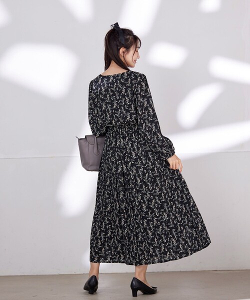 【大きいサイズ】パフスリーブプリーツワンピース（ワンピース）｜Tiaclasse（ティアクラッセ）