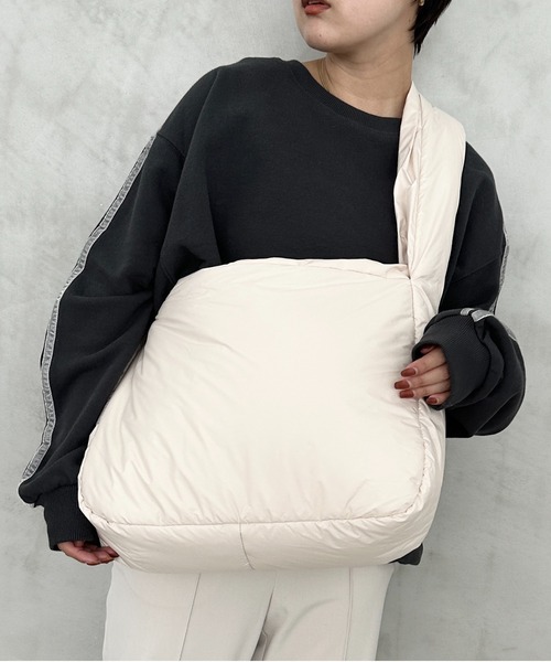 LEPSIM（レプシィム）の「撥水ナイロン斜めがけショルダー　973998（ショルダーバッグ・レディース・ライトカーキ/アイボリー/ブラック・ONE SIZE）」の2枚目の写真