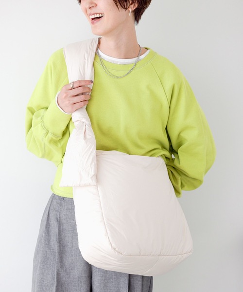 LEPSIM（レプシィム）の「撥水ナイロン斜めがけショルダー　973998（ショルダーバッグ・レディース・ライトカーキ/アイボリー/ブラック・ONE SIZE）」の4枚目の写真