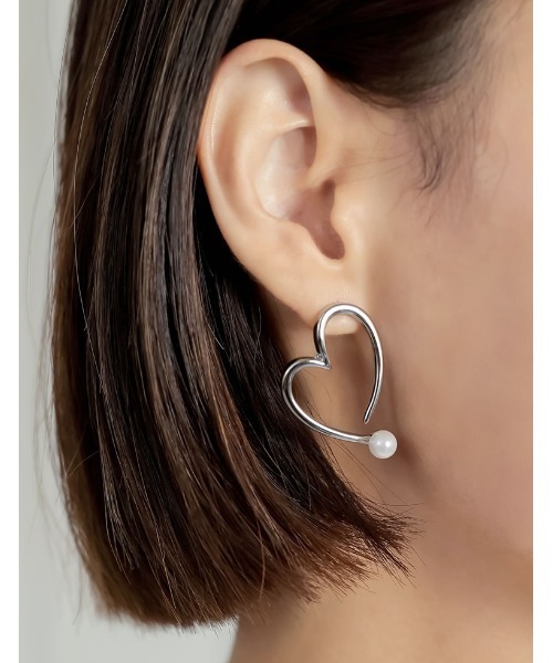 Re:EDIT（リエディ）の「フェイクパール付きハートラインピアス（ピアス（両耳用）・レディース・ゴールド/シルバー・FREE）」の3枚目の写真