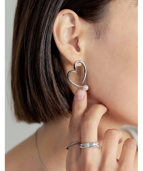 Re:EDIT（リエディ）の「フェイクパール付きハートラインピアス（ピアス（両耳用）・レディース・ゴールド/シルバー・FREE）」の8枚目の写真