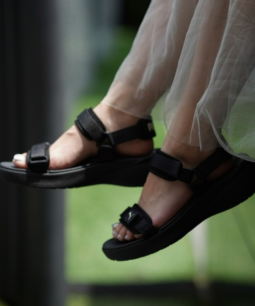 PUMA（プーマ）の「PUMA プーマ ウィメンズ ソフトライド VOLA サンダル（サンダル・レディース・ブラック×ホワイト/ホワイト系その他・23.0cm/22.0cm/25.0cm/24.0cm）」の5枚目の写真