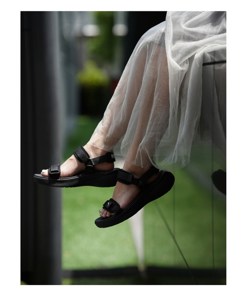 PUMA（プーマ）の「PUMA プーマ ウィメンズ ソフトライド VOLA サンダル（サンダル・レディース・ブラック×ホワイト/ホワイト系その他・23.0cm/22.0cm/25.0cm/24.0cm）」の6枚目の写真