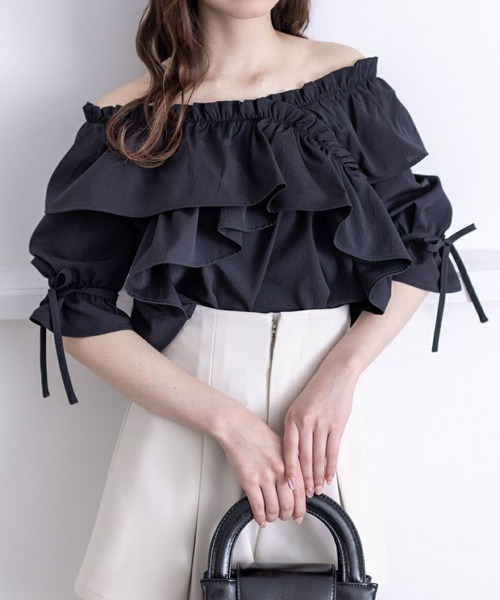 clear（クリア）の「ビッグフリルキャンディースリーブオフショル半袖ブラウス［ヘルシー カジュアル 主役級トップス］≪再入荷≫（シャツ/ブラウス・レディース・ブラック/ブラック系その他/ピンク/ブルー系その他/イエロー・F）」の2枚目の写真