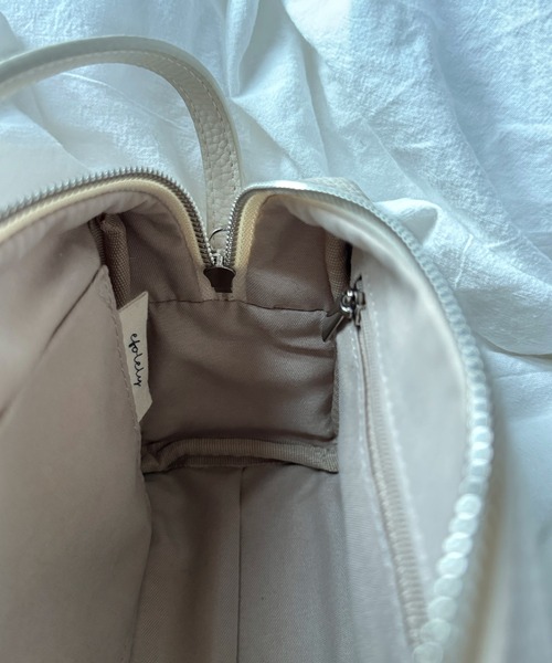 EFOLE（エフォル）の「【インフルエンサーELY×EFOLE コラボ】ボックス ワンハンドル ショルダー バッグ（ショルダーバッグ・レディース・ブラック/オフホワイト・FREE）」の3枚目の写真