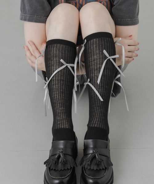 SMELLY（スメリー）の「リボンハイソックス（ソックス/靴下・レディース・ブラック/ホワイト・22/25（85-100））」の2枚目の写真