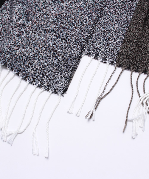 AZUL by moussy（アズールバイマウジー）の「AC チェックポンチョ型ストール（ストール/ショール・レディース・ブラック系その他・FREE）」の2枚目の写真