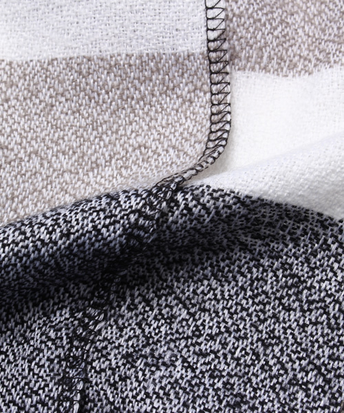 AZUL by moussy（アズールバイマウジー）の「AC チェックポンチョ型ストール（ストール/ショール・レディース・ブラック系その他・FREE）」の4枚目の写真