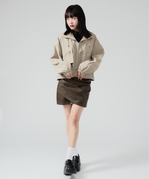 Chick（チック）の「Multi Pocket Standneck Zip Blouson / ドロストデザイン ジップアップブルゾン（ブルゾン・レディース・ブラック/ベージュ/グリーン/チャコール・FREE）」の3枚目の写真
