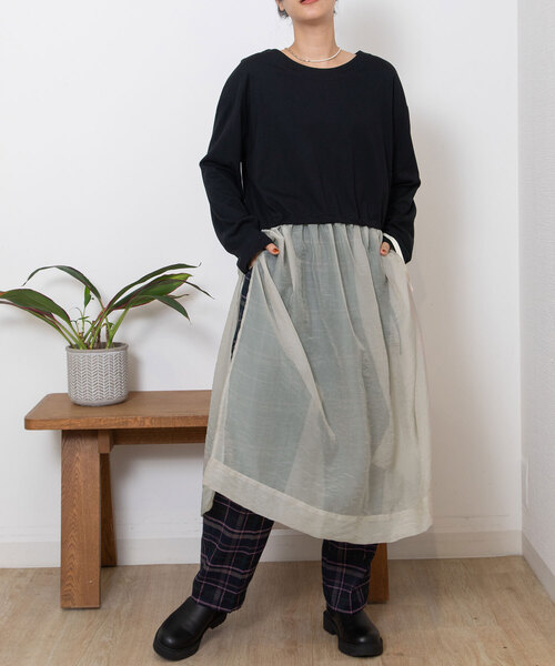 POU DOU DOU（プードゥドゥ）の「サイドスリットレイヤードワンピース（ワンピース・レディース・ブラック/オートミール・M）」の2枚目の写真