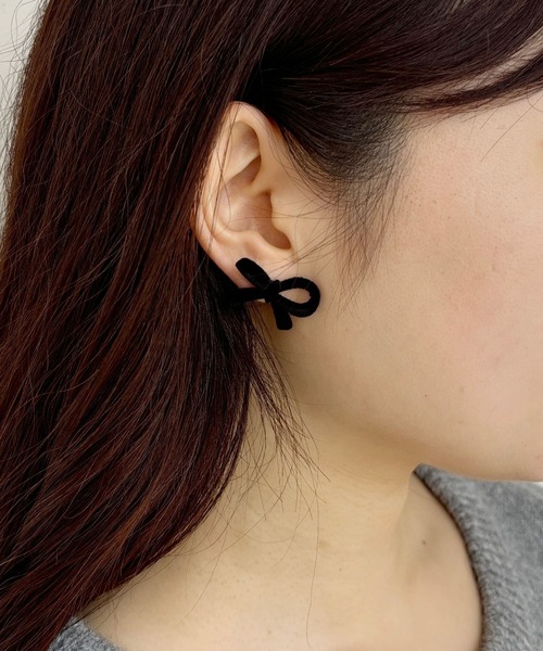 Heather(ヘザー)の「フロッキーリボンピアス 232948(ピアス(両耳用)・レディース・ブラック・ONE SIZE)」の1枚目の写真