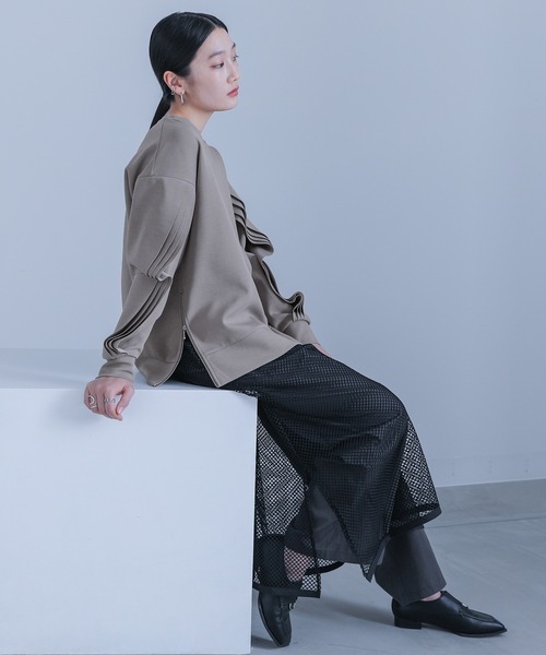 kOhAKU(コハク)の「サイドジップ袖フレアスウェット(スウェット・レディース・ブラック/グレイッシュベージュ・1/2)」の15枚目の写真