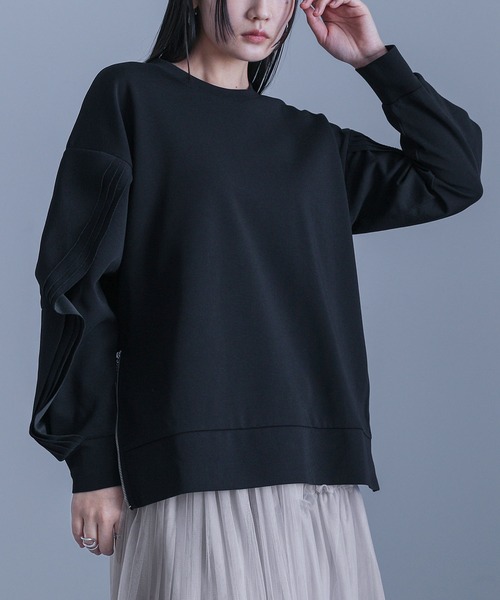 kOhAKU(コハク)の「サイドジップ袖フレアスウェット(スウェット・レディース・ブラック/グレイッシュベージュ・1/2)」の17枚目の写真
