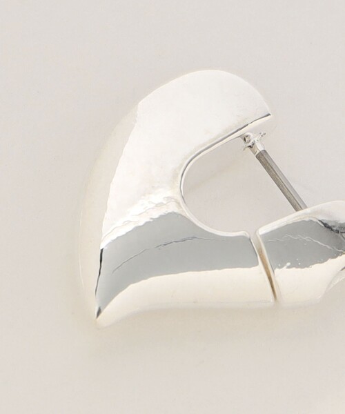 LAPUIS（ラピュイ）の「＜LAPUIS＞Plump Heart ピアス（ピアス（両耳用）・レディース・シルバー/ゴールド・FREE）」の6枚目の写真