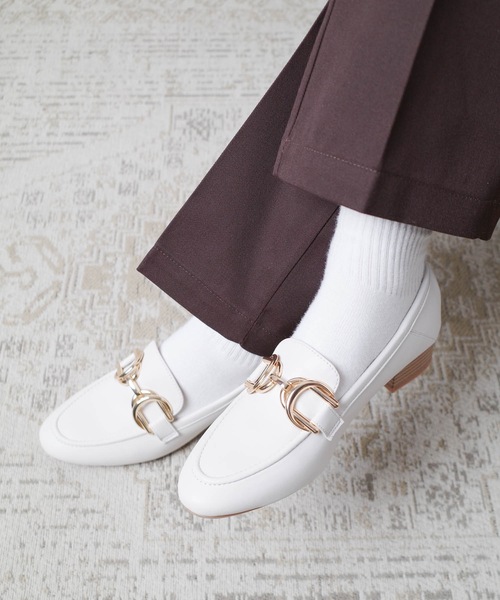 EVOL（イーボル）の「EVOL / 【晴雨兼用・軽量】晴バックルソフトローファー / IY5653（ローファー・レディース・シルバー/アイボリー/ブラック・23.5cm/24.0cm/24.5㎝/23.0cm）」の2枚目の写真