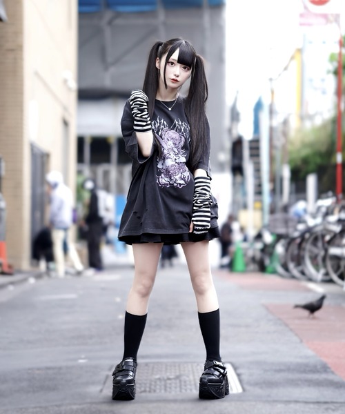 TRAVAS TOKYO（トラバス トウキョウ）の「『TRAVAS TOKYO/トラバス トーキョー』イラストプリント加工Tシャツ（Tシャツ/カットソー・レディース・チャコールグレー/ブラック・FREE）」の14枚目の写真