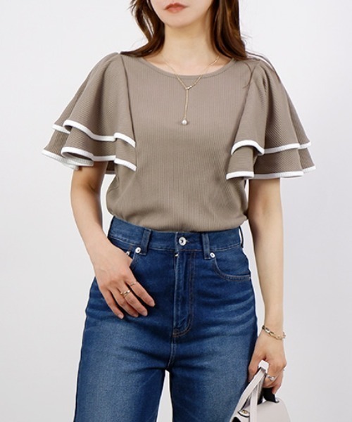 CLOTHY(クロシィ)の「【ラッフルが豪華に揺れる大人のカットソー♪】テレコダブルフリルトップス(Tシャツ/カットソー・レディース・アイボリー/ブラック/モカ/オフホワイト・LARGE/MEDIUM)」の4枚目の写真