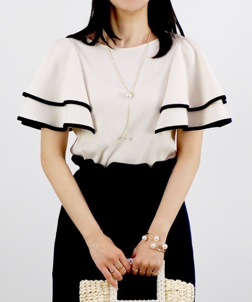 CLOTHY(クロシィ)の「【ラッフルが豪華に揺れる大人のカットソー♪】テレコダブルフリルトップス(Tシャツ/カットソー・レディース・アイボリー/ブラック/モカ/オフホワイト・LARGE/MEDIUM)」の17枚目の写真
