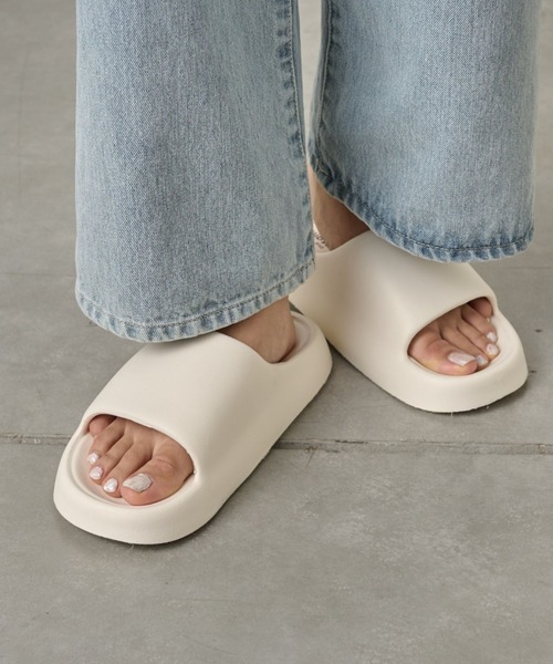 COLONY 2139(コロニートゥーワンスリーナイン)の「マシュマロシングルバンドサンダル(サンダル・レディース・ブラック/グリーン/ホワイト・LARGE/MEDIUM)」の2枚目の写真