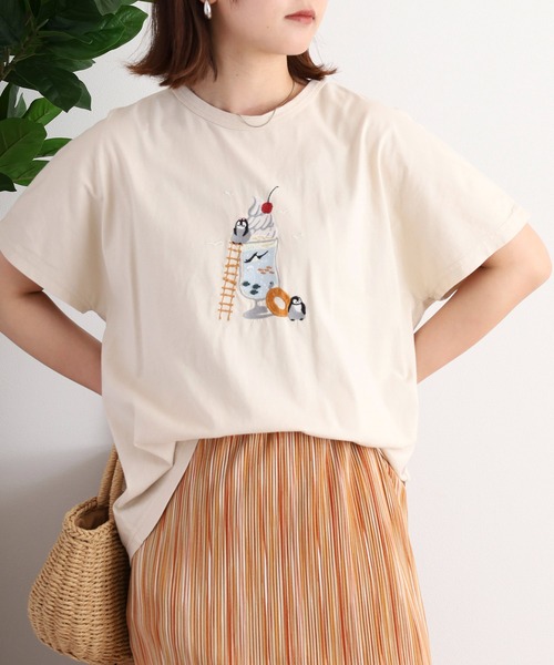 Emago(イマゴ)の「EMAGO クリームソーダ刺繍ドルマンTシャツ(Tシャツ/カットソー・レディース・ホワイト×ブルー/アイボリー/ネイビー・FREE)」の2枚目の写真