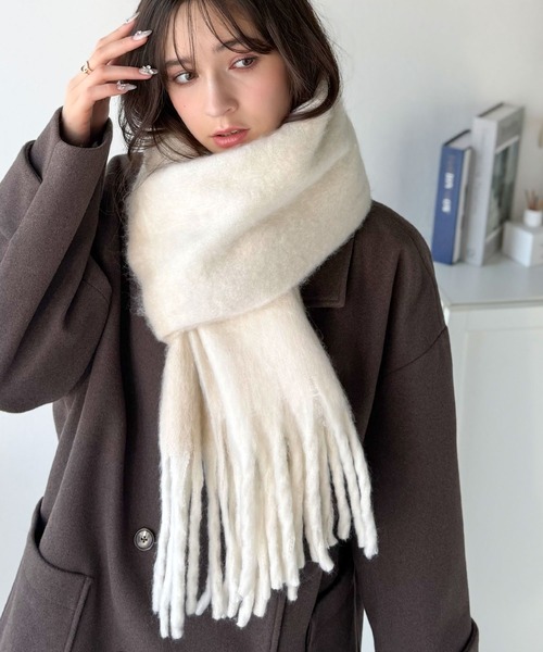 classicalelf（クラシカルエルフ）の「絶妙MIXカラーが使いやすい♪ バイカラー起毛マフラー（マフラー・レディース・グレー/アイボリー・ONE SIZE）」の3枚目の写真