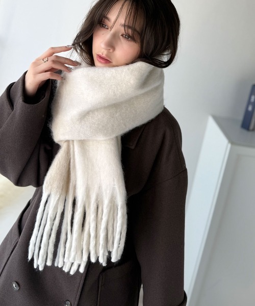 classicalelf（クラシカルエルフ）の「絶妙MIXカラーが使いやすい♪ バイカラー起毛マフラー（マフラー・レディース・グレー/アイボリー・ONE SIZE）」の6枚目の写真